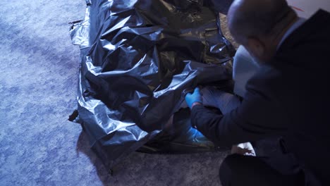 investigador forense trabajando en la escena del crimen.