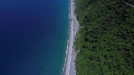 Volando-Sobre-Una-Playa-Tropical-Apartada-Junto-A-Un-Acantilado-Para-Revelar-La-Costa-Este-De-Taiwán,-Moviéndose-Hacia-Atrás-Con-El-Cardán-Inclinándose-Hacia-Arriba