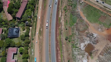 Verkehrsstraßen-In-Der-Belebten-Straße-Der-Slums-Von-Kibera-Kenia