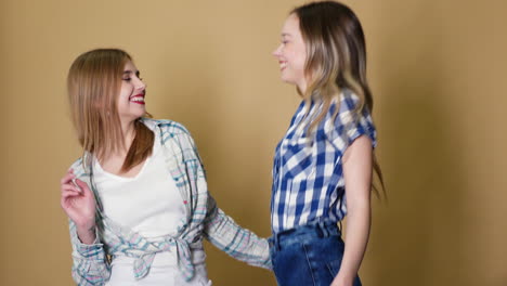 dos mujeres felices bailando