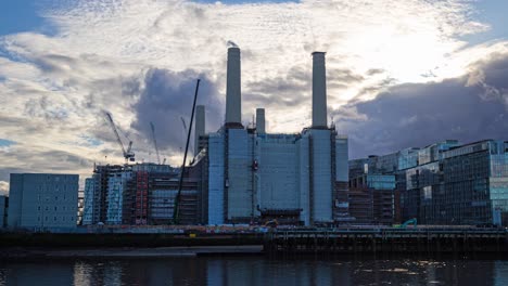 Lapso-De-Tiempo-De-Nubes-Oscuras-Que-Cubren-El-Sol-Detrás-De-La-Central-Eléctrica-De-Battersea-En-Reparación