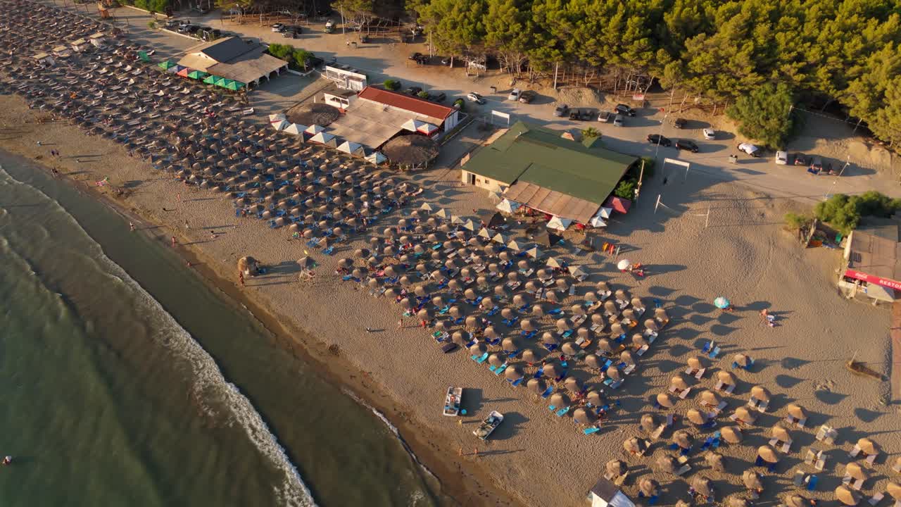 Nartan ranta, Albania, näyttäen kirkkaita vesiä ja hiekkarantoja uivien ihmisten kanssa, ilmakuva.