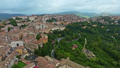 Luftaufnahme-Der-Stadt-Borgo-XX-Giugno-Und-Des-Klosters-San-Domenico,-Perugia,-Provinz-Perugia,-Italien