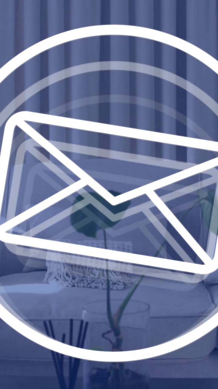 Animazione dell'icona email su un soggiorno moderno con divano bianco e cuscini
