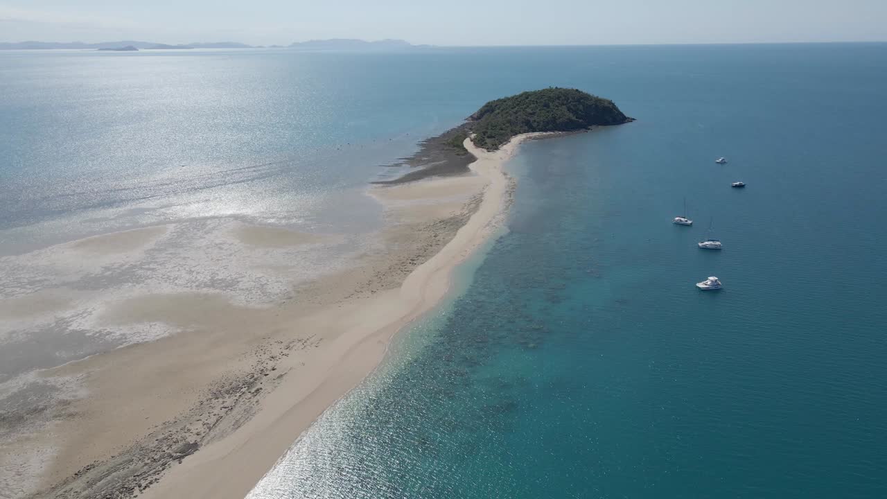 썰물 때 긴 백사장이 침을 뱉는 유명한 스노클링 장소인 랭포드 섬 근처에서 표류하는 보트