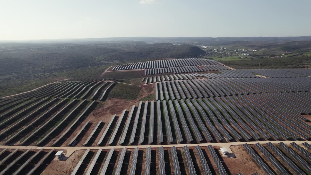 granja solar sin fin con vista panorámica alta, filas de paneles solares que recogen el sol, portugal