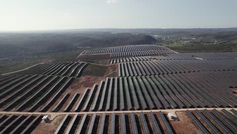 granja solar sin fin con vista panorámica alta, filas de paneles solares que recogen el sol, portugal
