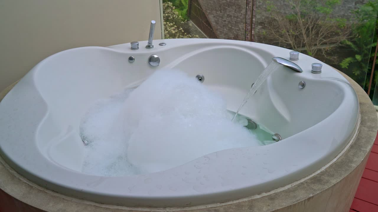 горячая ванна на балконе