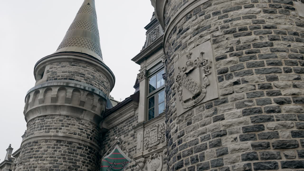 Facciata esterna del Sito Storico Nazionale dell'Armeria dei Voltigeurs de Québec nella Città Vecchia di Quebec, Canada.