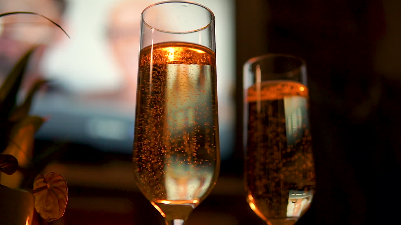 플루트 유리 제품에 거품이 있는 황금 샴페인 가까이