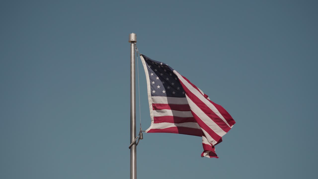 bandera estadounidense ondeando en el cielo