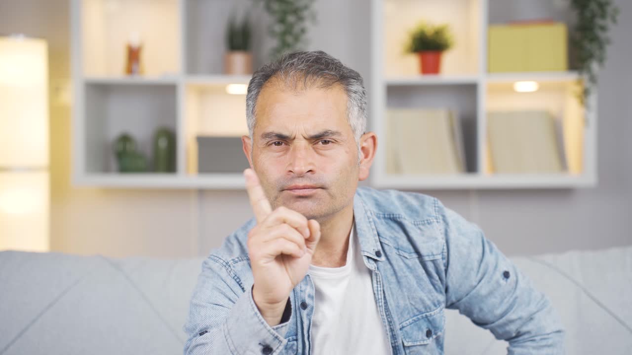 el hombre que quiere silencio.