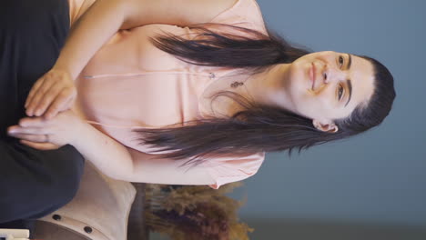 vídeo vertical de una mujer esperando a alguien en casa.