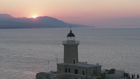 Faro-En-Melagavi,-Corinto,-Grecia-Al-Atardecer