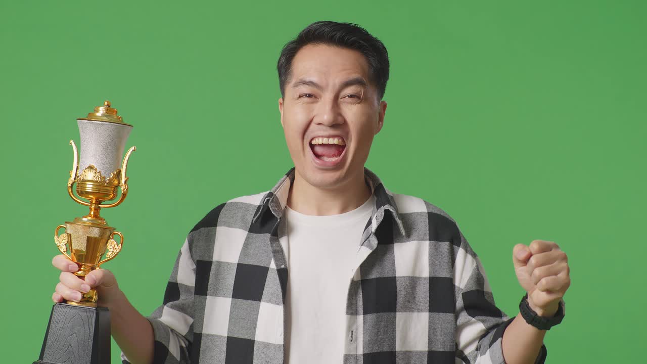 트로피 를 들고 승리를 축하 하는 사람