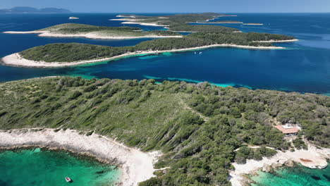 imágenes de drones sobre las islas croatas paklinski otoci