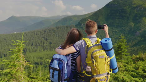 Freunde-Fotografieren-Eine-Wunderschöne-Berglandschaft-Gemeinsam-Den-Rest-Genießen-Rückansicht-4k-Video