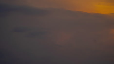 Nubes-En-Movimiento-Lapso-De-Tiempo-Atardecer-Amanecer-De-Cerca-Hermoso-Cielo-Dorado