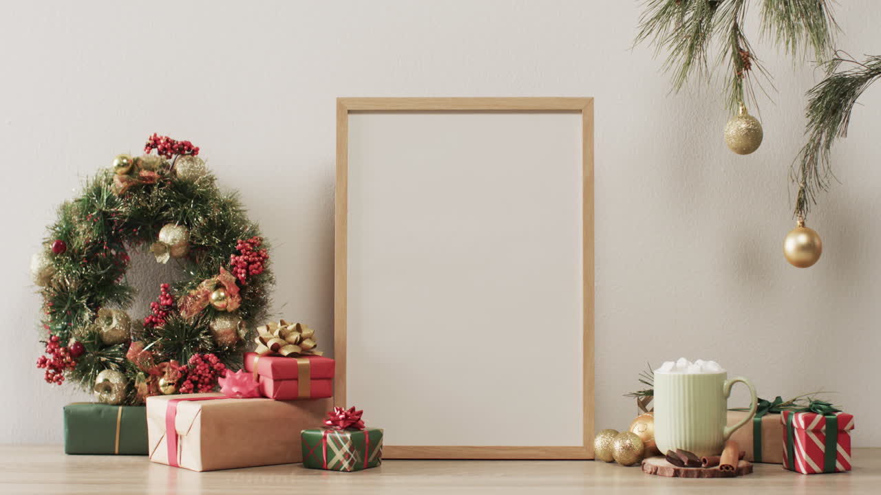 video de decoraciones de navidad y marco de madera con espacio de copia en fondo blanco