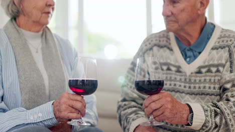 amor, saludos y una pareja de ancianos con vino