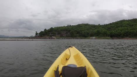 kayak en el lago con cielo nublado