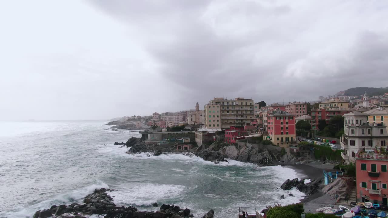 costa rocosa con un mar poderoso golpeando la costa de la ciudad de génova, vista ascendente de drones