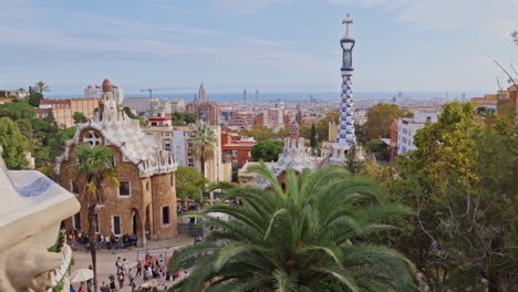 el lapso de tiempo del horizonte de barcelona tomado desde el parc guell.