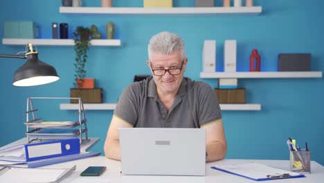 Hombre-Trabajador-De-Oficina-En-Casa-Sonriendo-A-La-Cámara.