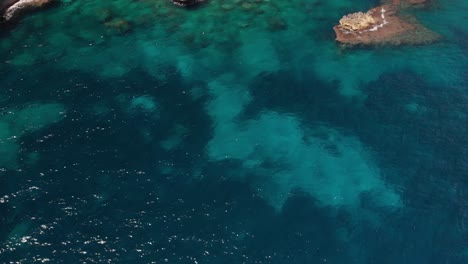 España-Mallorca-Cala-Llombards-Y-Cala-Santanyi-A-4k-24fps-Con-Filtros-Nd-Volando-Con-Un-Dji-Mavic-Air-Con-Hermosas-Vistas-De-Las-Playas,-Rocas,-Barcos-Y-Agua-Azul