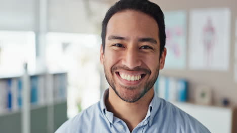 el retrato de un médico feliz.