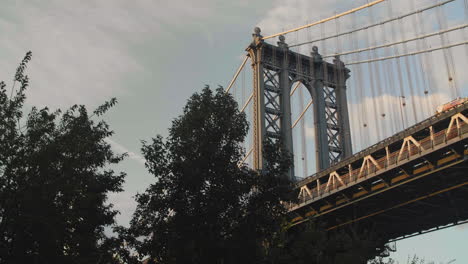 Kardanische-Aufnahme-Der-Brücke-Von-Manhattan-Während-Der-Goldenen-Stunde