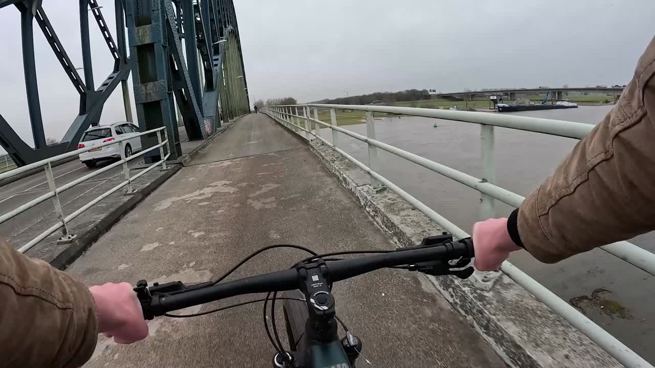 Video af mountainbikekørsel over en bybro.