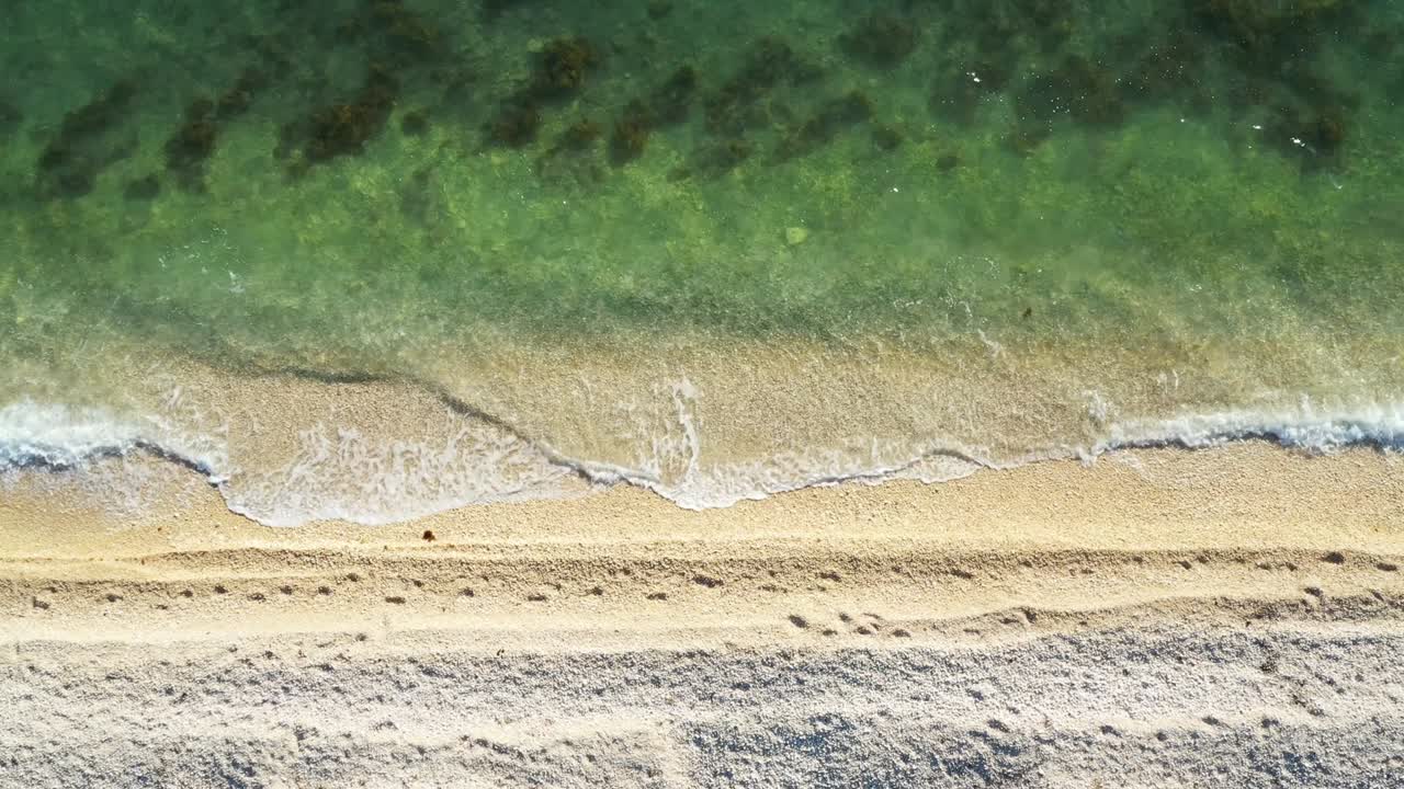 크로아티아의 아드리아 해의 긴 모래 해변, 아름다운 해변에 파도가 부히고