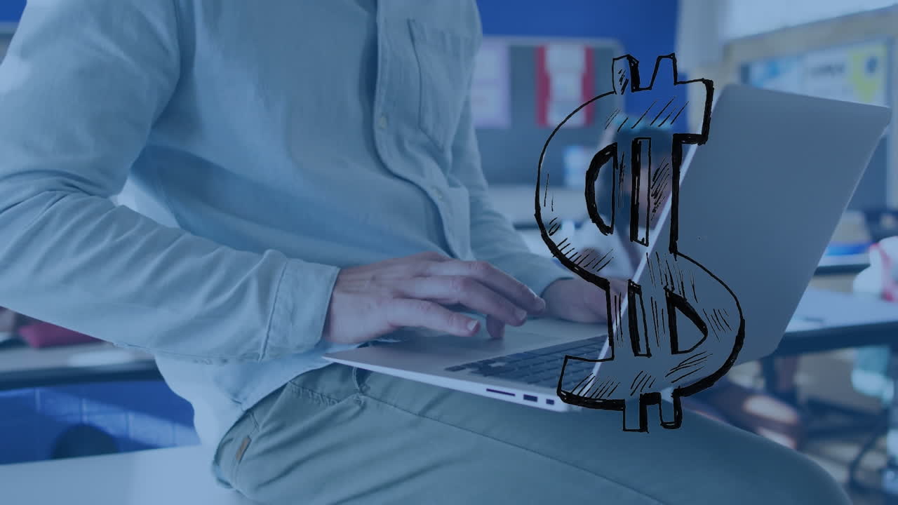 학교에서 교실에서 노트북을 사용하는 남성 교사의 중간 섹션에 대한 달러 기호의 애니메이션