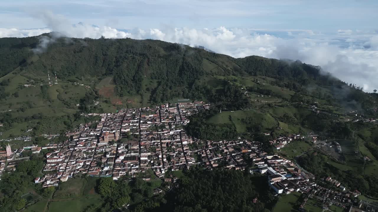 drone sobrevoa a pequena cidade de jerico, no departamento de antioquia, medellin, colômbia