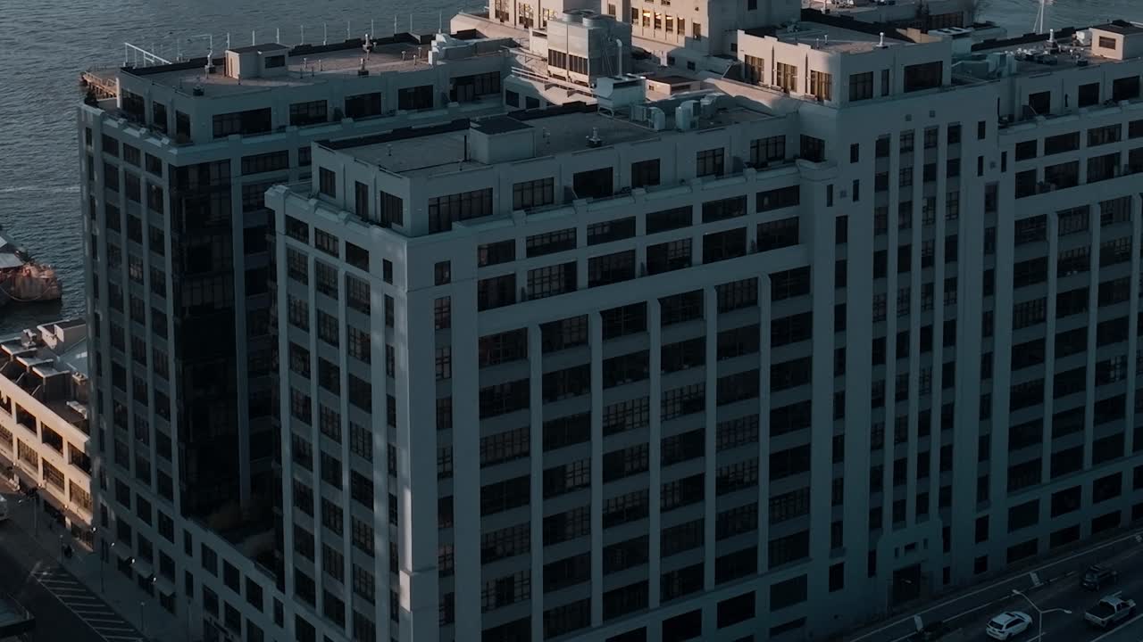 Edificios de Nueva York junto al río con zonas verdes a la vista