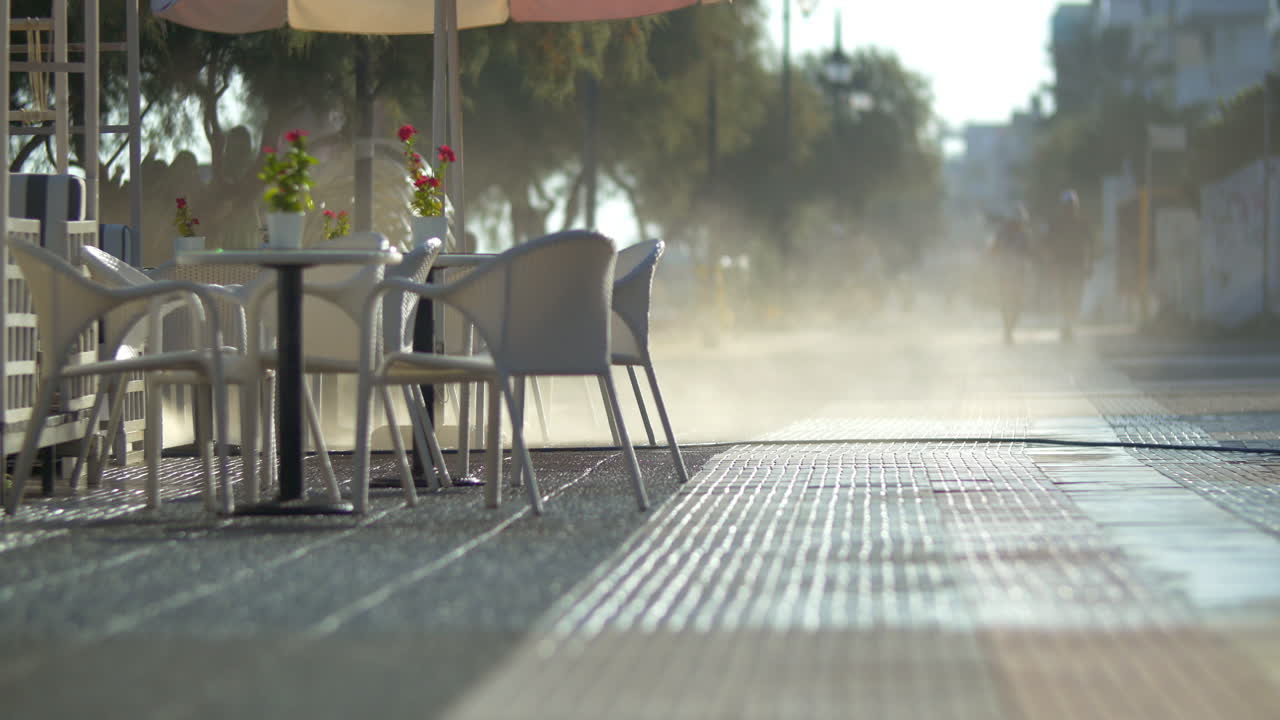 아침 에 보행자 길 을 는 사람