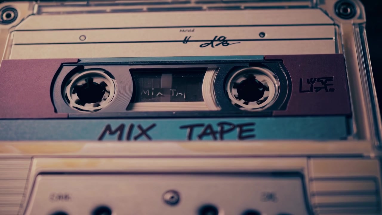 Audiocassetta vintage in riproduzione in un registratore a cassette