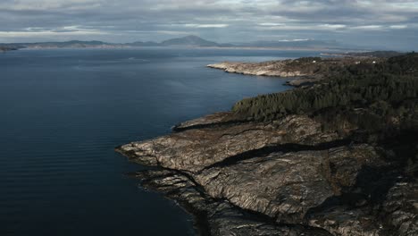 Volando-Sobre-La-Costa-Rocosa-En-El-Fiordo-De-Noruega-Vestern