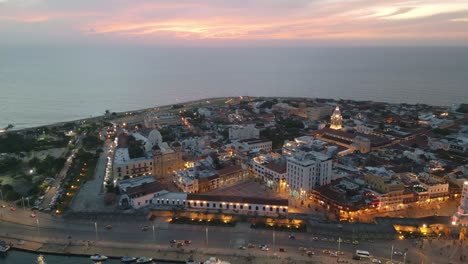 Drone-Aéreo-Al-Atardecer-Sobre-La-Ciudad-De-Cartagena-Colombia-Catedral-Paisaje-Urbano-Hermoso-Horizonte,-Hito-Histórico-De-América-Latina