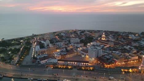 drone al atardecer sobre la ciudad de cartagena colombia catedral paisaje urbano hermoso horizonte, hito histórico de américa latina