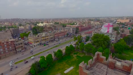 vuelo aéreo sobre la iglesia, cruzando la bandera y los minaretes de la iglesia, una vista de la ciudad y una calle muy transitada con la estación de metro y sobrevuelo