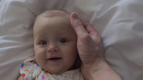 Una-Niña-De-Seis-Meses-Sonriendo-Al-Toque-Del-Padre.