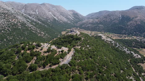 Türkische-Festungsruinen-Auf-Dem-Askifou-Plateau-Mit-Blick-Auf-Die-Ländlichen-Felder-Auf-Kreta,-Griechenland