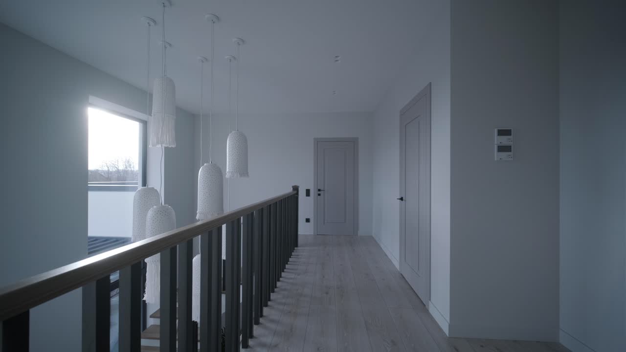diseño interior escaleras de madera elegantes dentro de la casa con barandillas de madera modernas y paredes decoradas con lámparas de moda. escalera moderna o escalera en el interior de la casa moderna