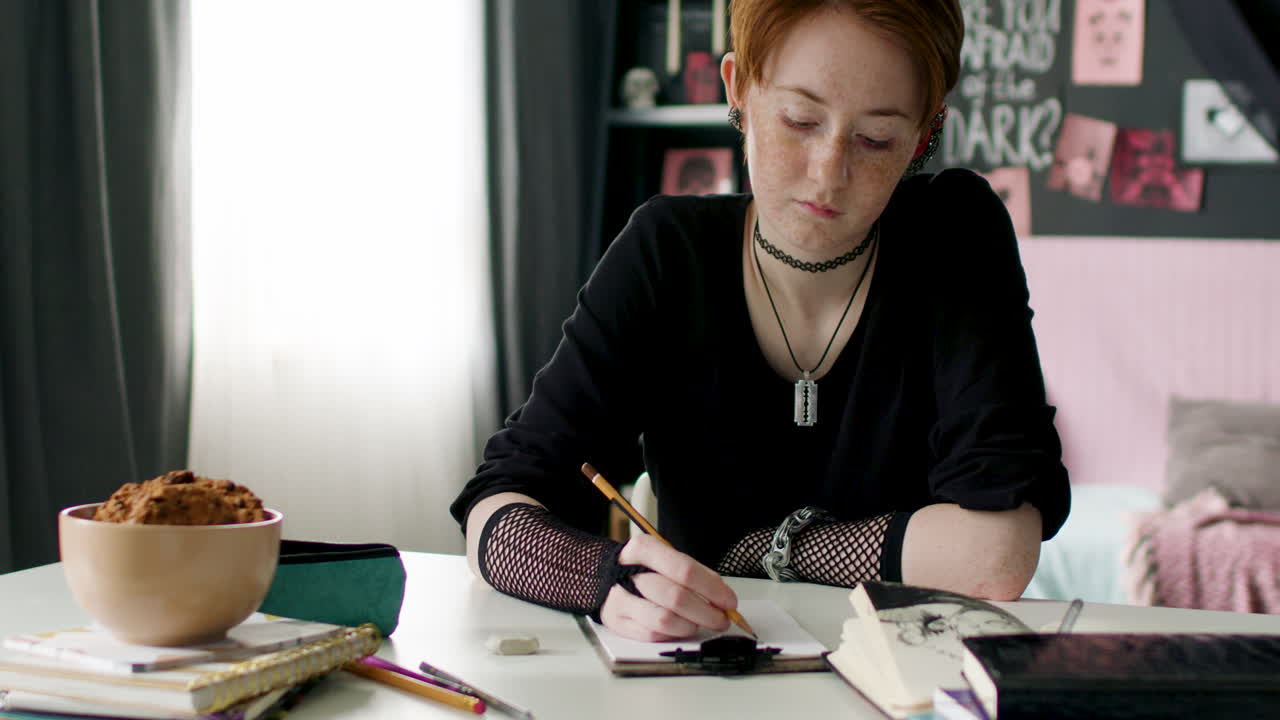 chica en el dormitorio