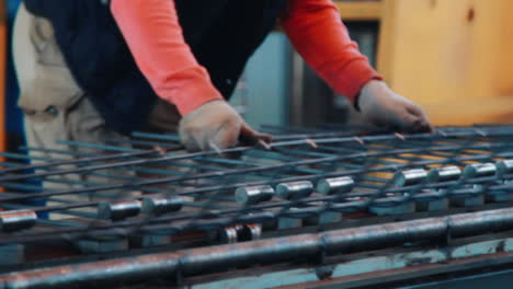 obrero dobla la pieza de metal en la máquina de doblar en la fábrica