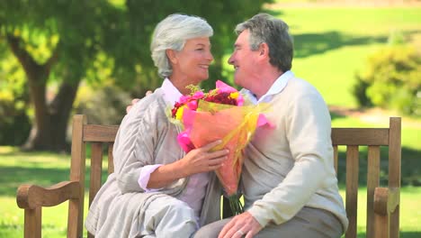 Reifer-Mann-Schenkt-Seiner-Frau-Einen-Blumenstrauß