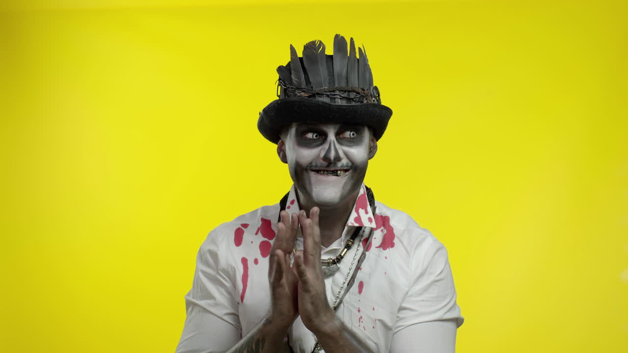 hombre con disfraz de esqueleto de halloween. hombre astuto con maquillaje espeluznante con cara complicada pensando broma