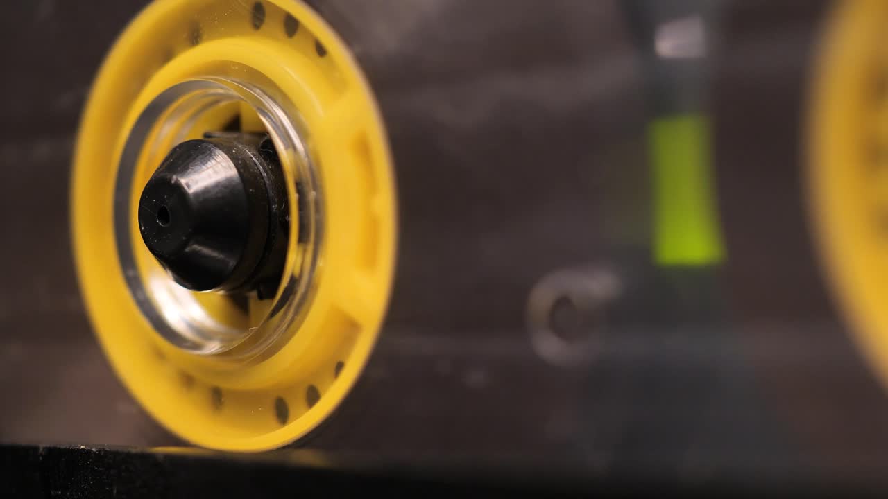 casete de audio transparente amarillo en la grabadora